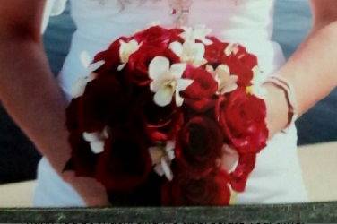 Dramatic red bouquet shows up great in photo's against a lovely dress!