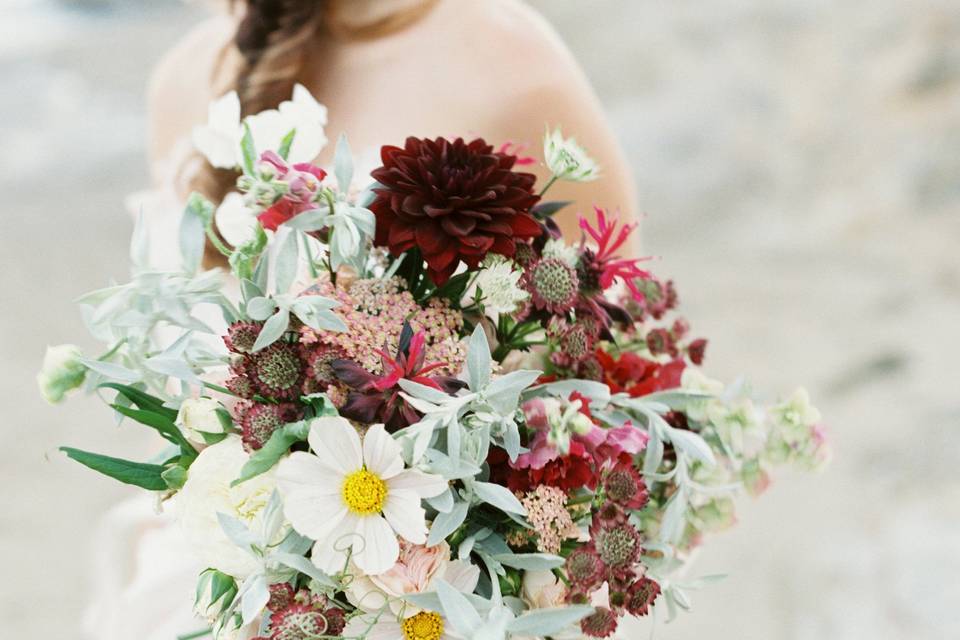 Pale with dark accents for this romantic bouquet