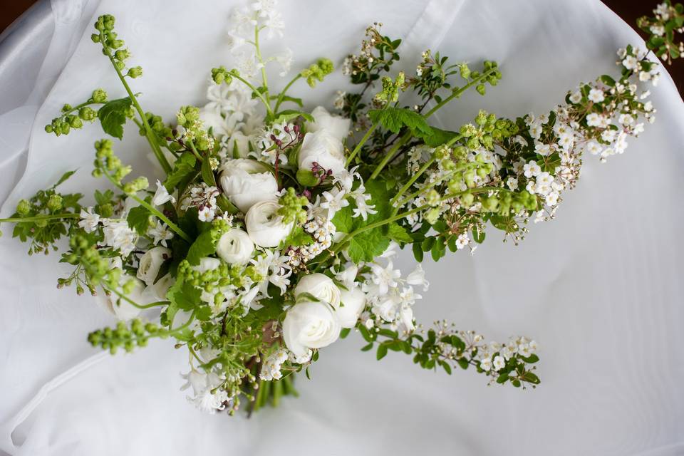 Delicate bouquet in green and white