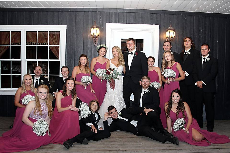 Newlyweds group photo with the bridesmaids and groomsmen