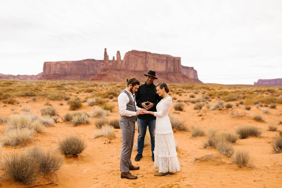 Elopement in Monument Valley