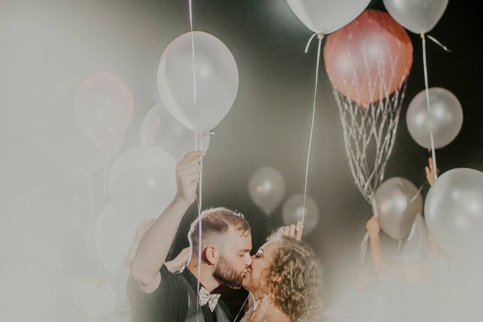 Balloon Kiss