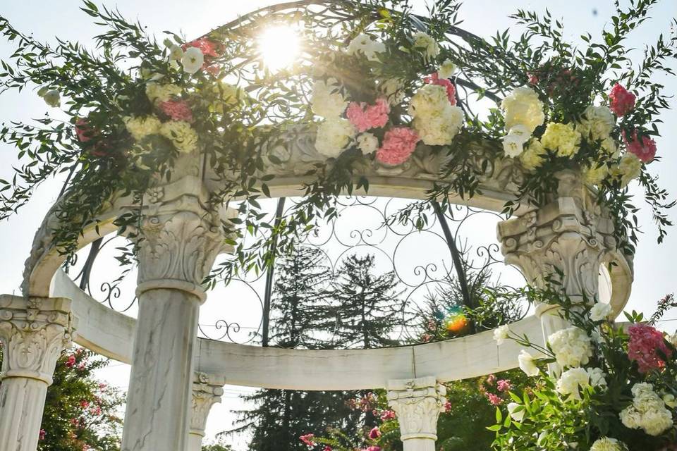 Floral design for an arbor