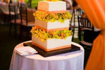 The delectable wedding cake perfectly complemented the colors of the wedding. Photo by Christie Pham.