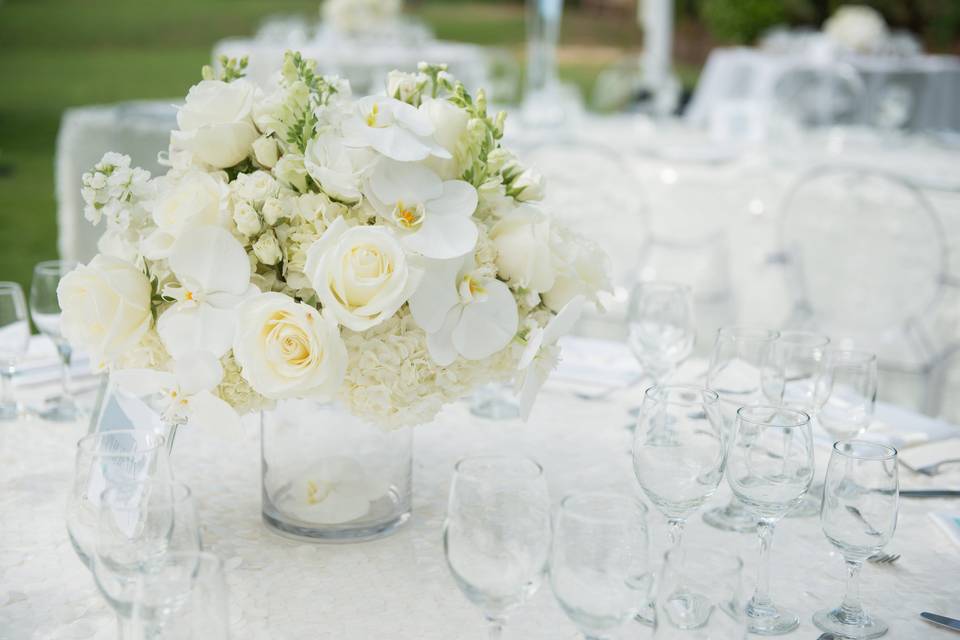 White and ivory blooms from #FloralInspirationsHawaii atop a sparkling white paillette table linen from Les Saisons lent a fresh, crisp, and pretty look, especially with all the gleaming glassware on the table. Photo by #RachelRobertsonPhotography. #neuevents #neueventshawaii