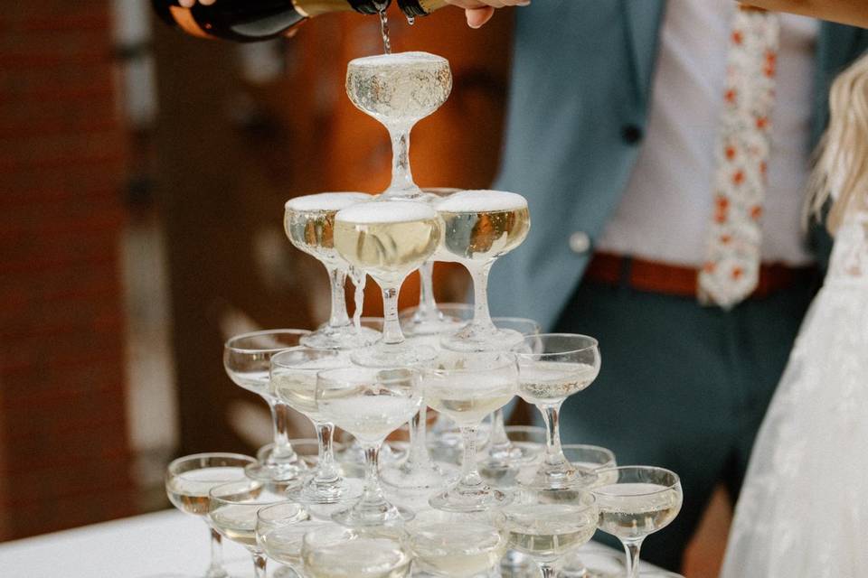 Champagne tower pour