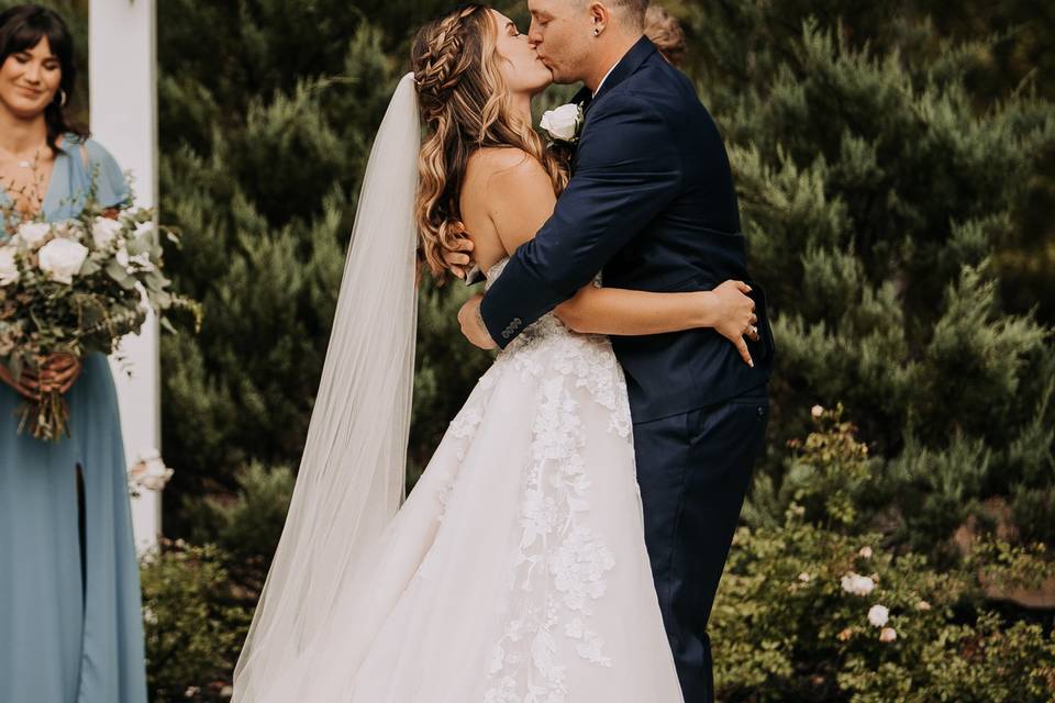 Garden Wedding Kiss