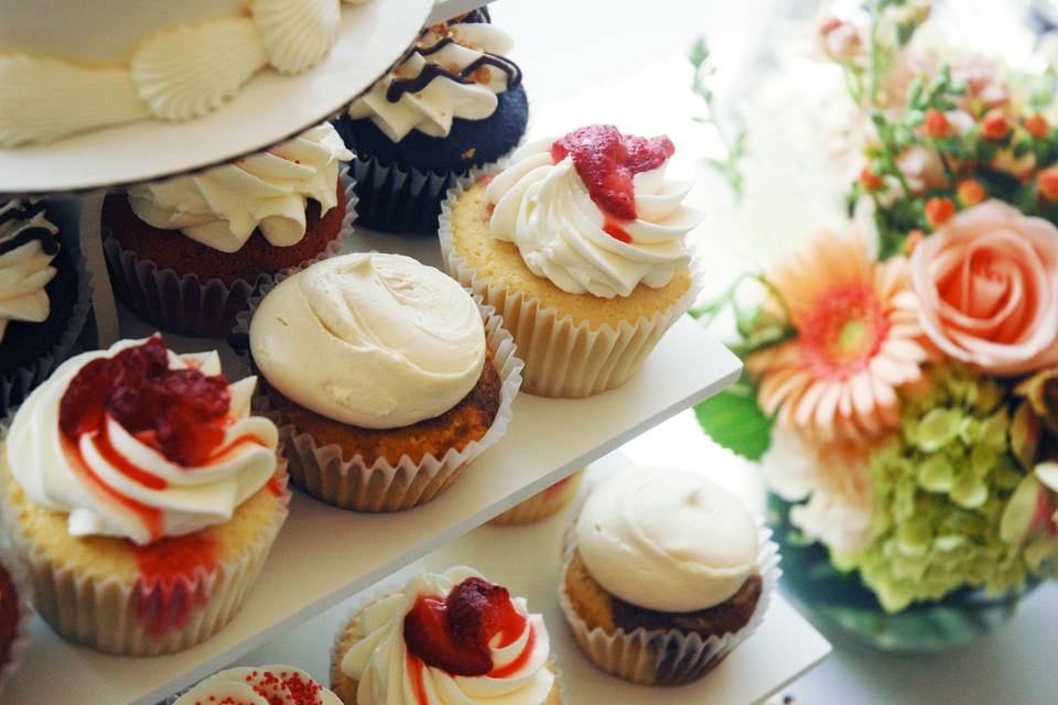 Variety of wedding cupcakes at creekside event center in gahanna