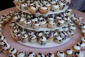 Large cupcake display and cutting cake at the york golf club in worthington