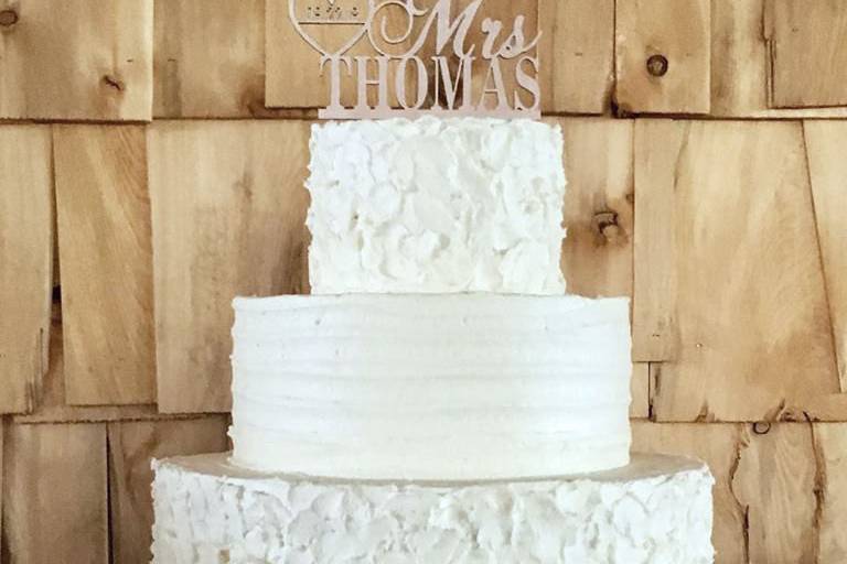 Rustic buttercream for a thornville wedding at the barn on the hill