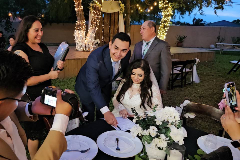 Arturo y Jessica Signing