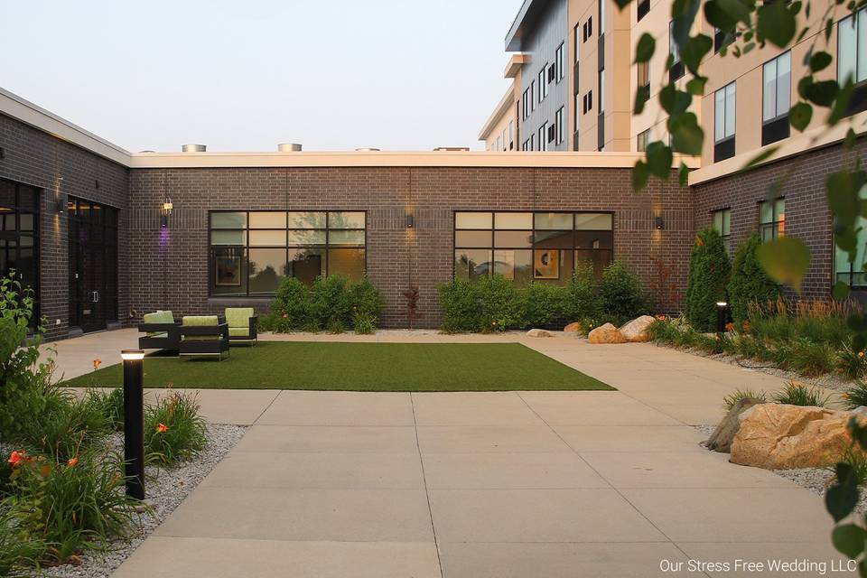 Holiday Inn & Suites - Bien Venu Event Center