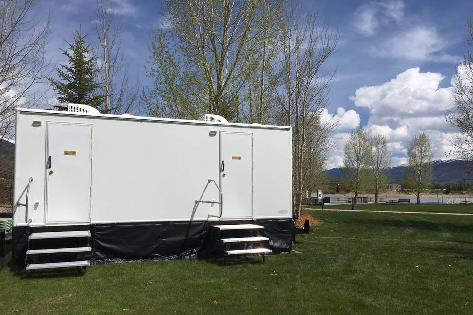 Portable luxury restroom