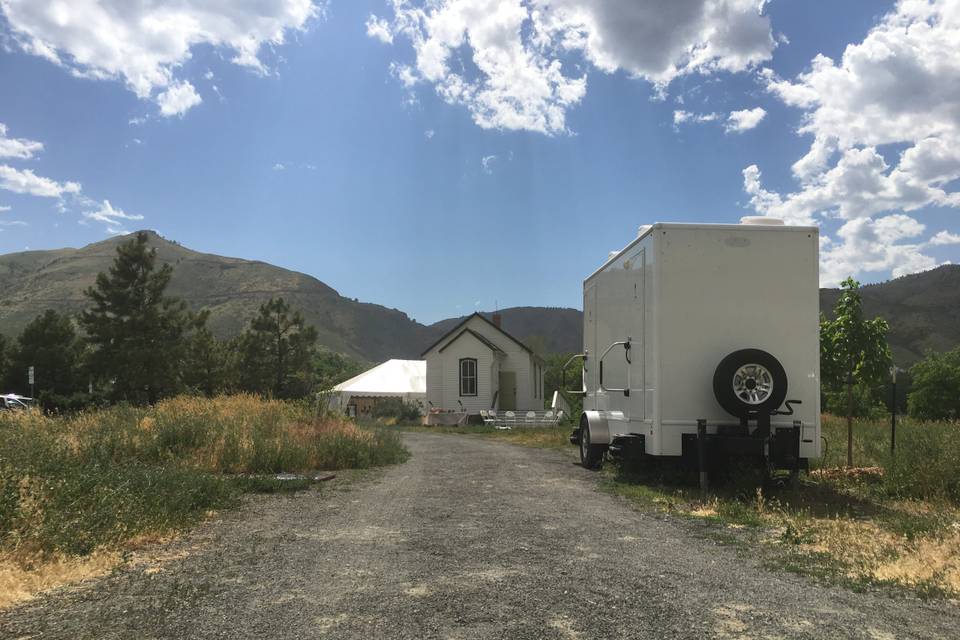 Portable luxury restroom