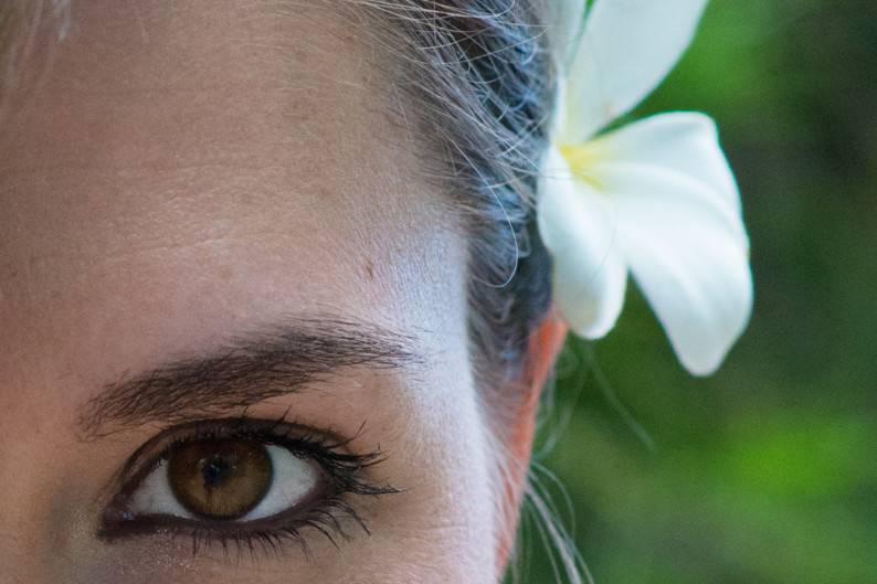 Hawaii bride with flowers in her hair