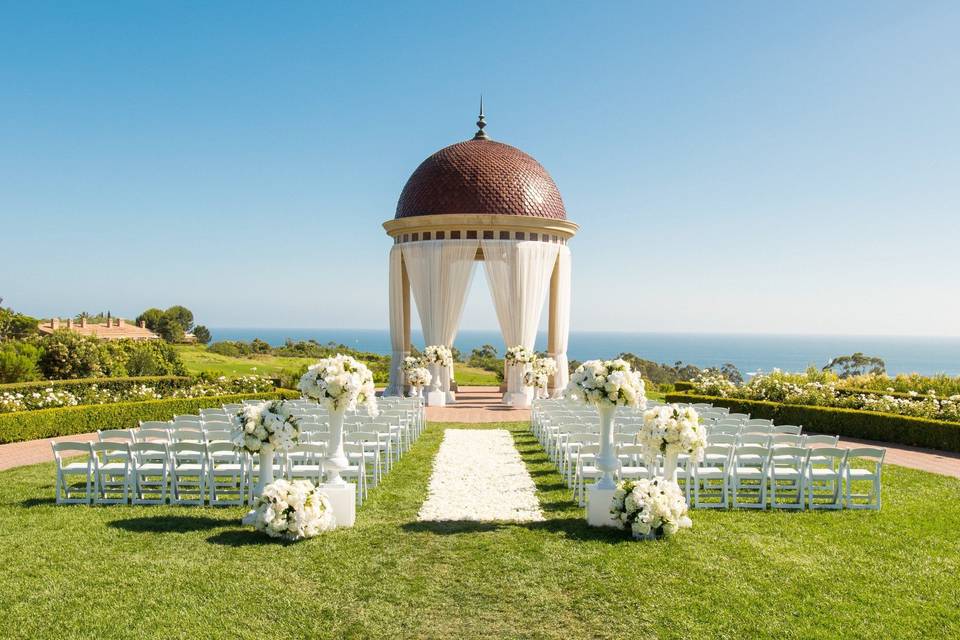 Classic oceanfront ceremony