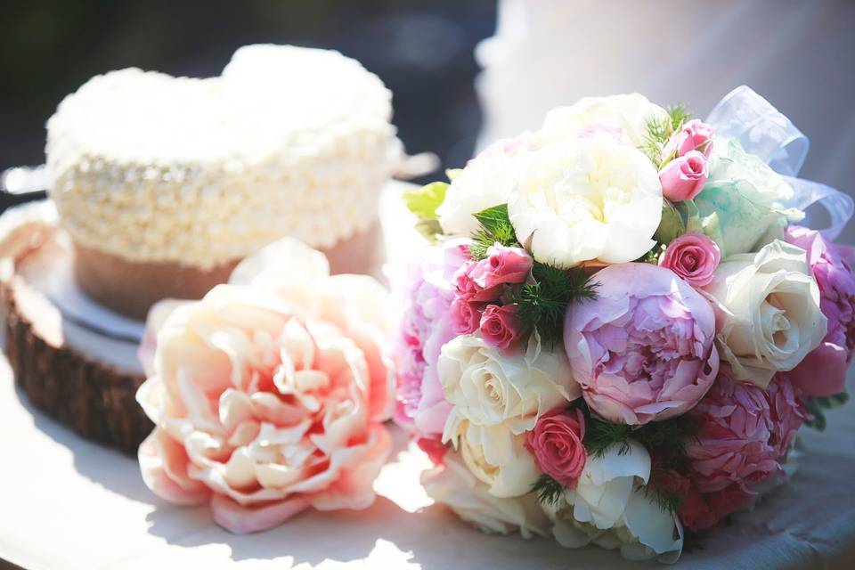 Wedding Cake and Flower Bouquets make for gorgeous-ness.Photo by Elise Giordano of Skagway, Alaska