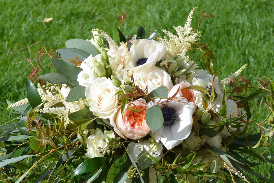 Roses and astilbe bouquet