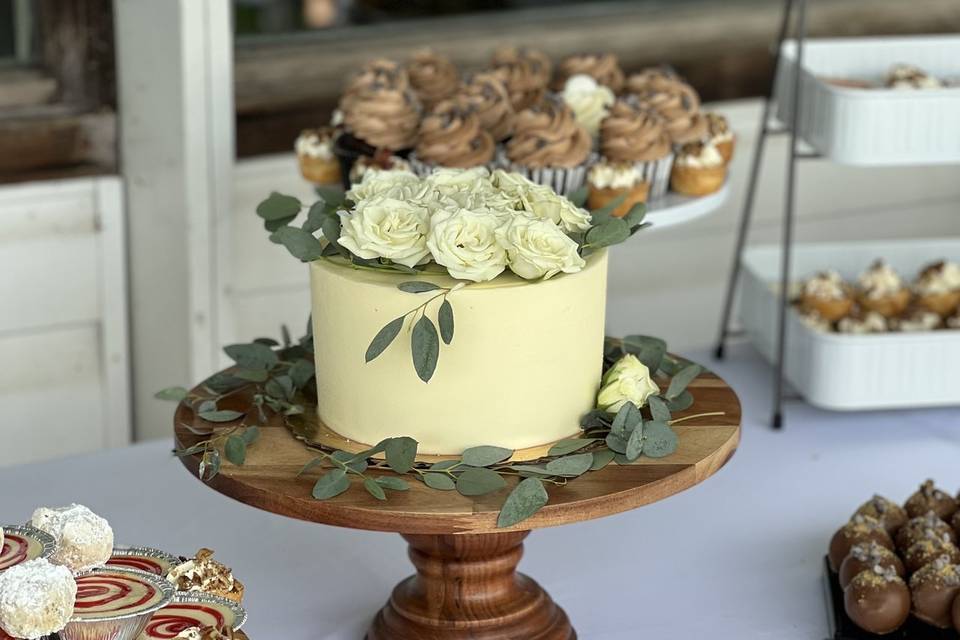 Cutting cake