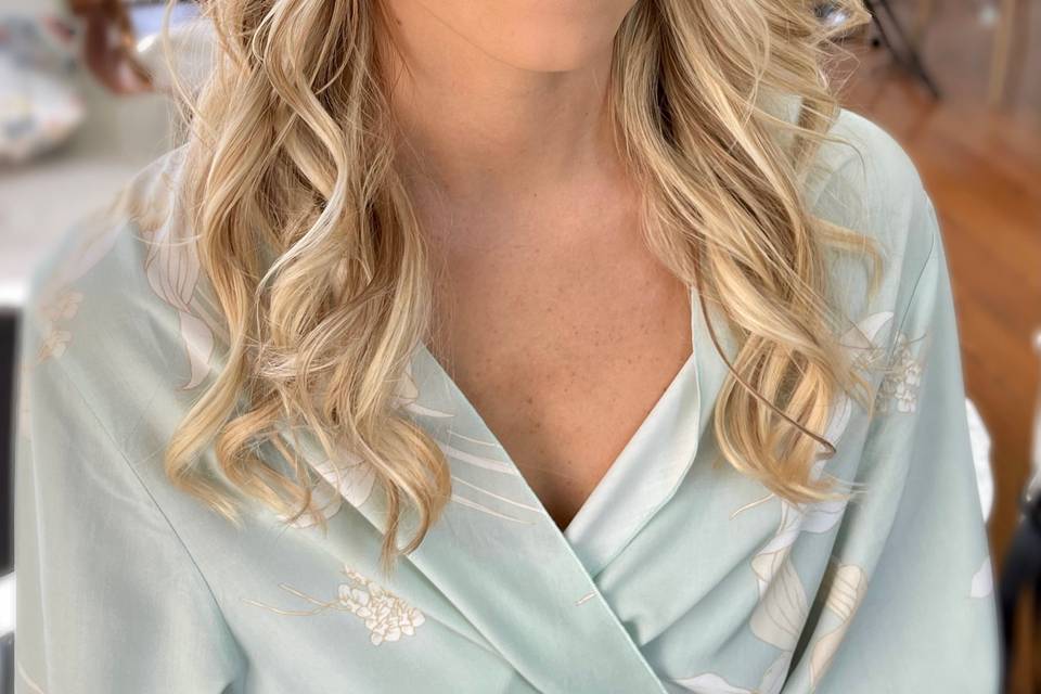 Natural glowy bridesmaid