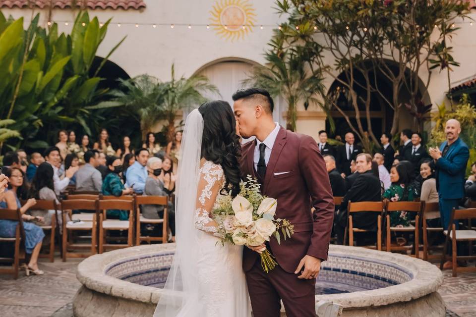Newlyweds by a fountain - Sara Keefe Photography