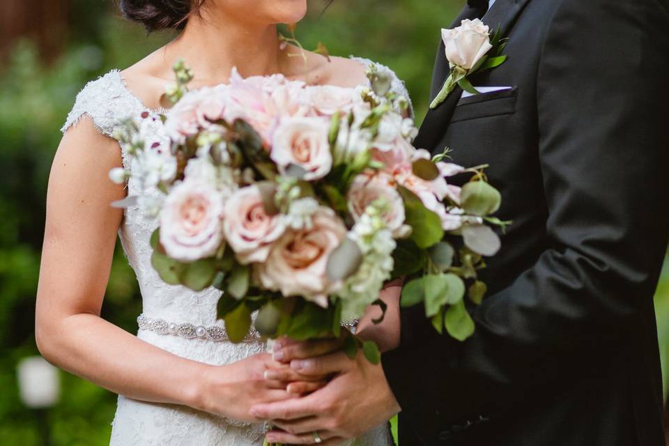 Bride with groom and beautiful bouquet - Sara Keefe Photography 2019