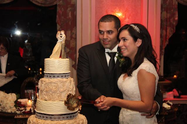 Wedding cake cutting