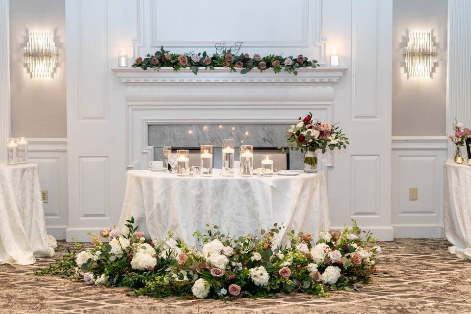 Sweetheart table candlelight