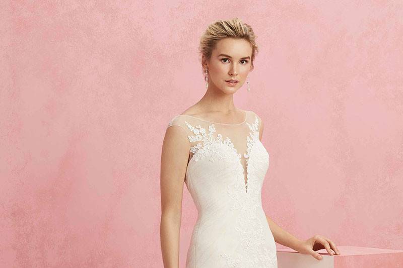 BL247 Liberty		Strapless, slim A-line gown with sweetheart neckline, beaded lace bodice and perfecting satin skirt.