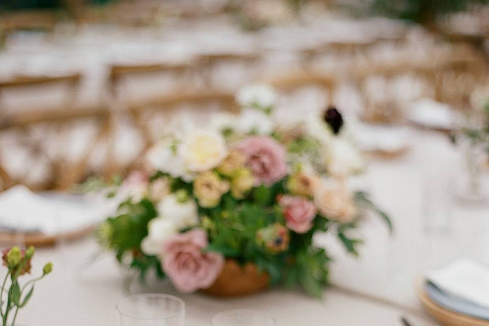 Summer table with wood charger