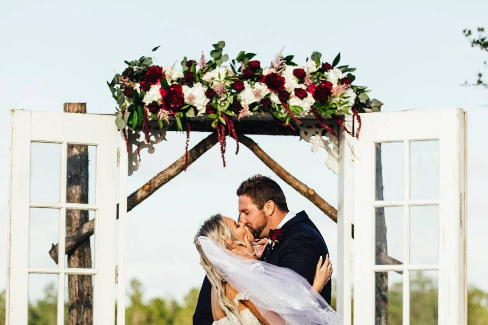 A kiss under the arch - Rutledge Photo Co.