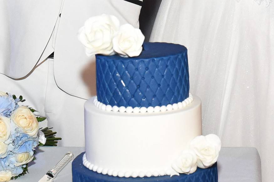 Deep blue & white wedding cake