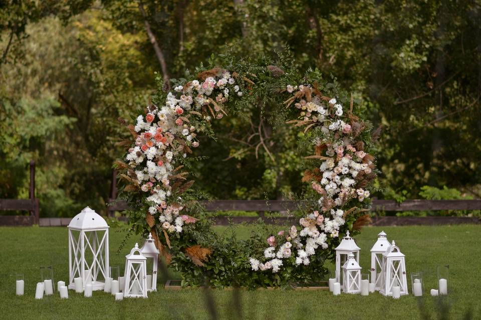 Wedding circle flowers arch