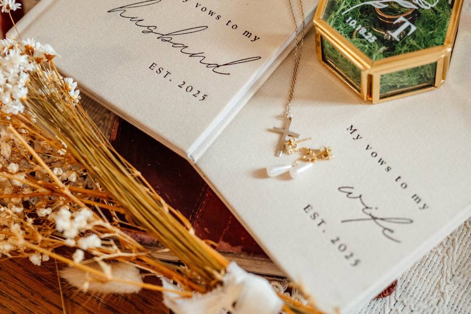 Details invites and rings