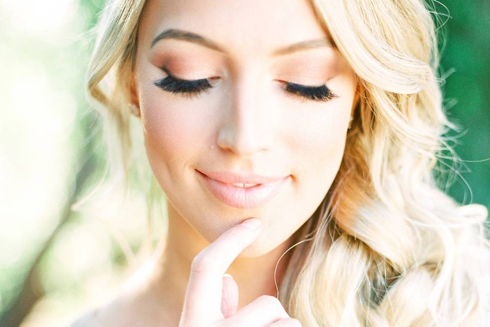 Glowy makeup with a boho braid