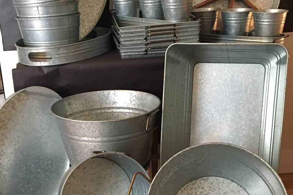 Tin servingware