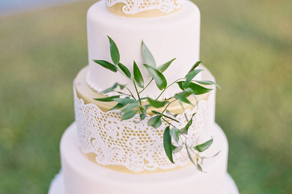 Simple wedding cake with leaf design
