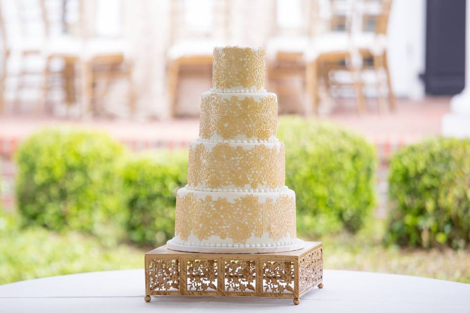 Simple wedding cake with leaf design