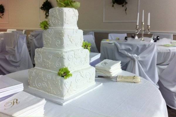 White flowers  on white wedding cake