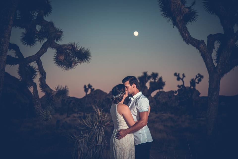 Kissing beneath a full moon - Peardon Carrillo Photography