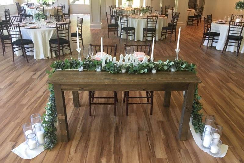 Barn Sweetheart table