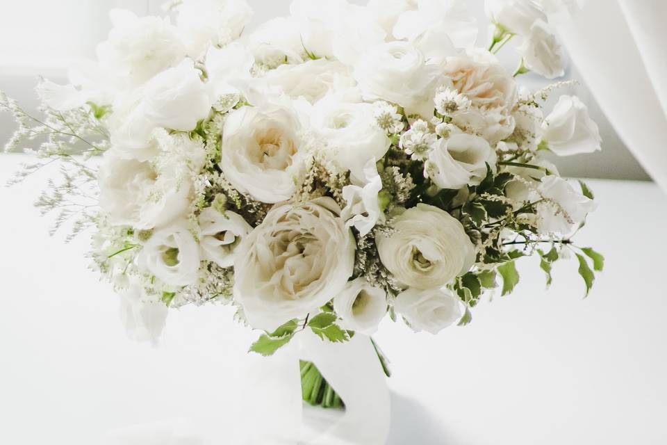 White textural bouquet