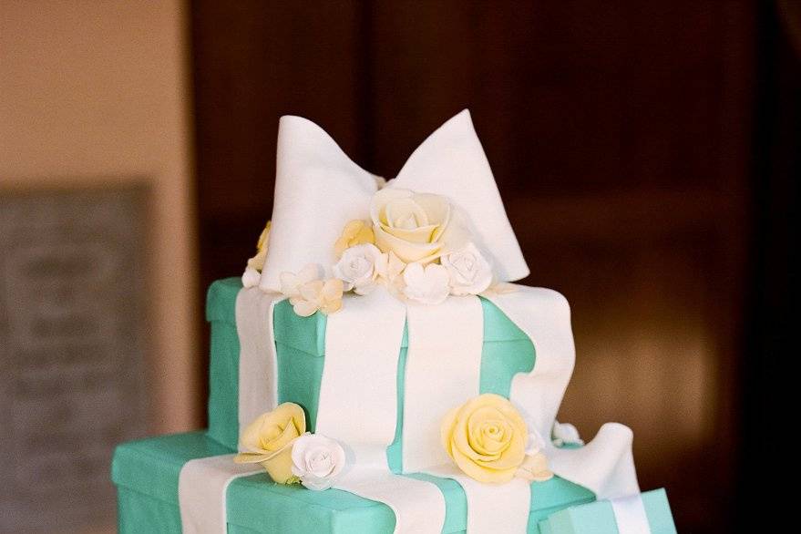 A perfect fit for this Tiffany-themed wedding: a cake resembling stacked Tiffany boxes, with ONE real box integrated in the design… the cake had to be guarded until the bride cut it!