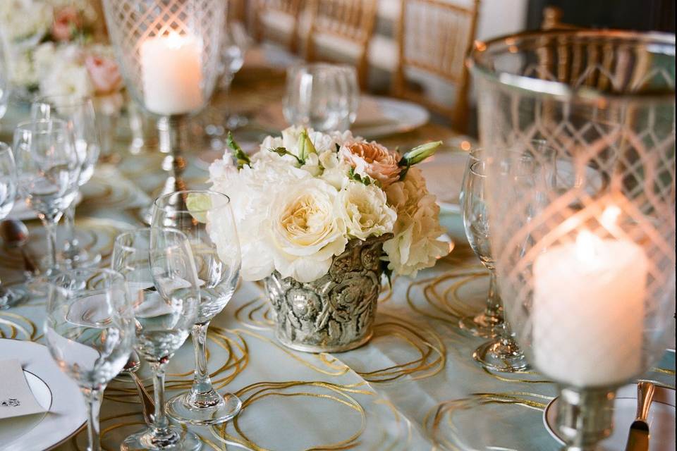 Elegant dinner table setting - gold, silver and crystal