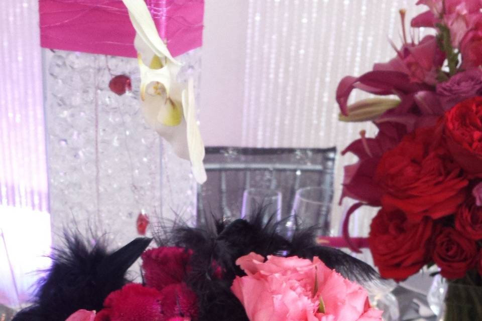 Soft floral textures in shades of red and pink, with black feathers and who doesn't love a little bling?!
Includes roses, dahlias, garden roses, lilies, spray roses and other seasonal flowers.