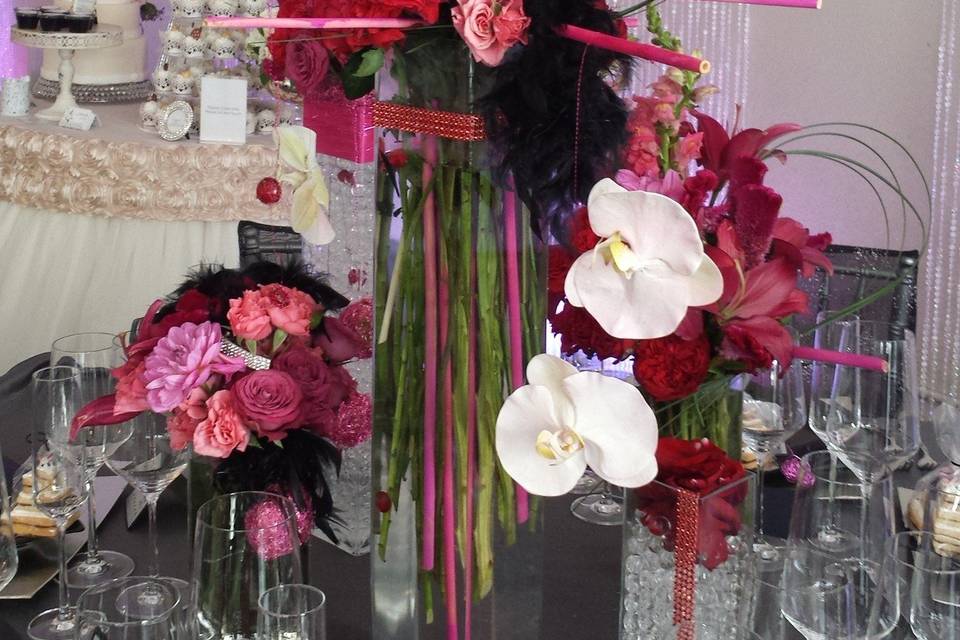 Soft floral textures in shades of red and pink, with black feathers and who doesn't love a little bling?!
Includes roses, dahlias, garden roses, lilies, spray roses and other seasonal flowers.