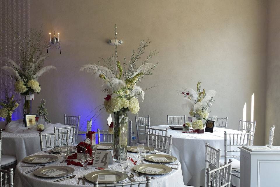 Winter white wonderland event - or a vintage, 20's, 30's glam look with feathers, whites, ivories and silver foliages.
We can customize this look for your wedding, or help you come up with something unique and special for you!