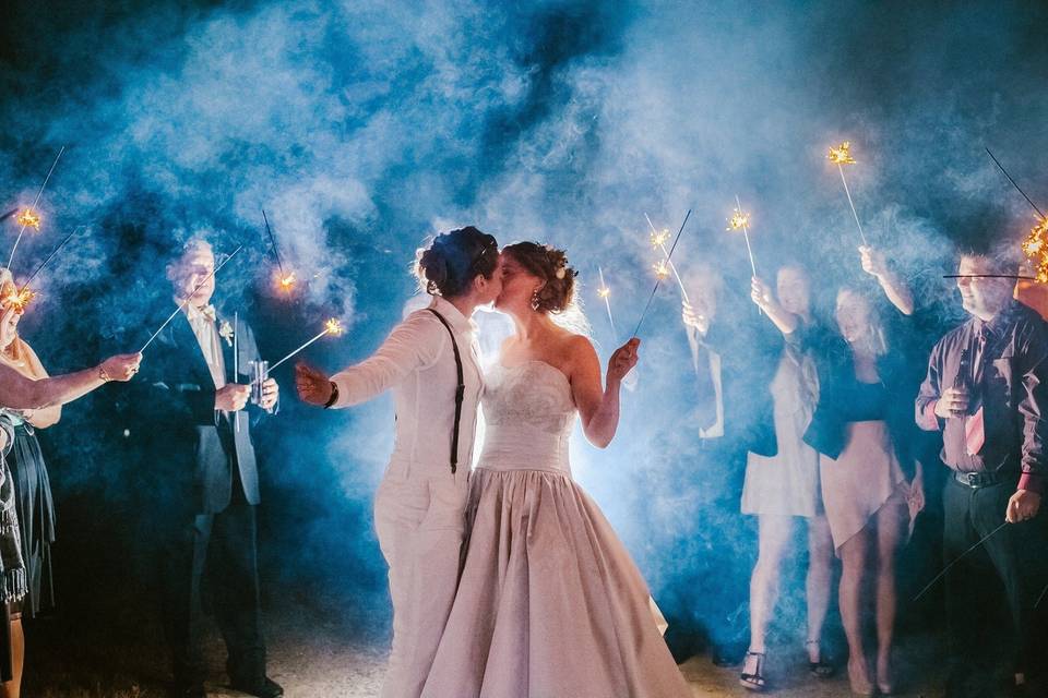 Couple kiss at Kitz Farm