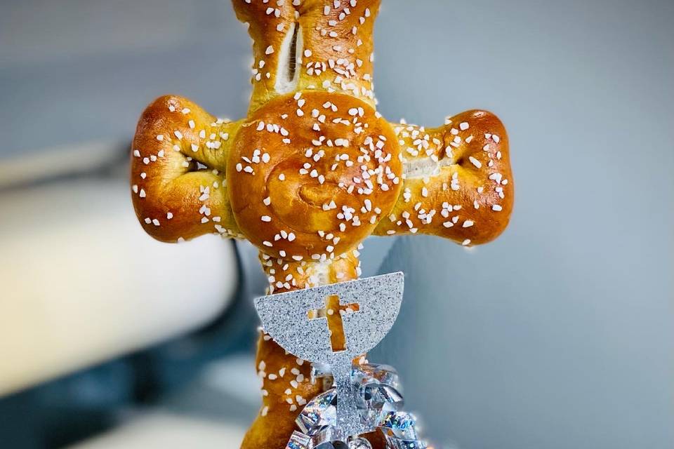 Cross pretzel