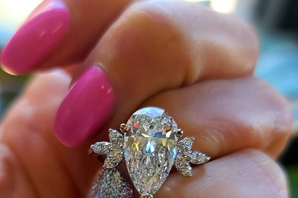 Pear-shaped engagement ring